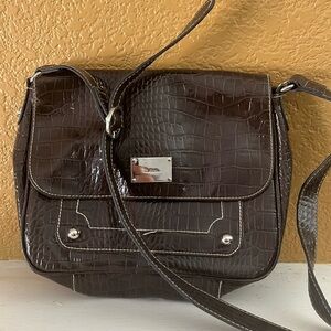 Medium size leather brown shoulder bag
